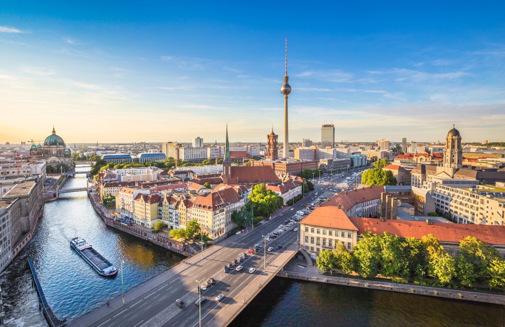 Panorama von Berlin mit Fernsehturm am Alexanderplatz und Brücke über die Spree.