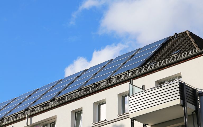 Das Dach eines Mehrfamilienhauses wurde mit zahlreichen Solarzellen versehen.