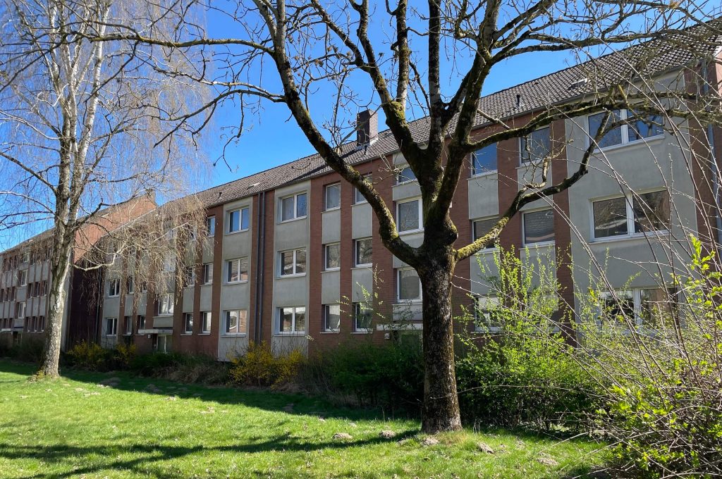 Wohngebäude, die in der Kleinstadt Bergen energetisch saniert werden