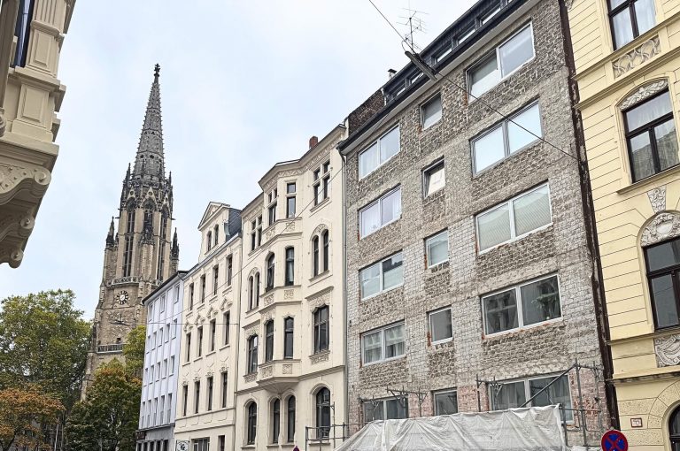 Ein Wohnhaus in der Kölner Innenstadt, das energetisch saniert werden soll
