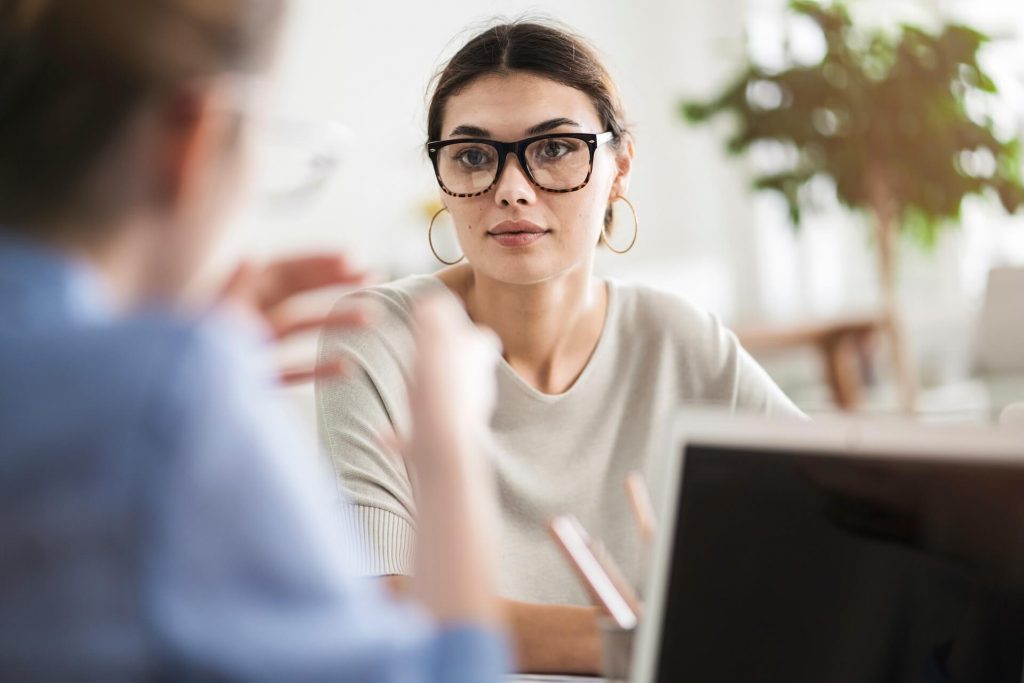Zwei Frauen im Beratungsgespräch zur KfW-Förderung